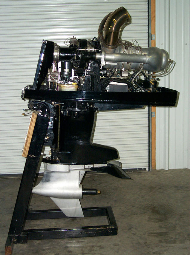 The Mercury turbine outboard featured a Rolls Royce Allison 250 series gas turbine engine. The engine was mounted on a Mercury 2.5 EFI Offshore mid section and either a Sport Master (shown here) or Torque Master gearcase.